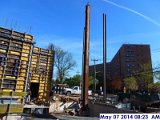 Erecting steel columns at Derrick -3 Facing North-East (800x600).jpg